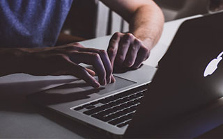 YY漫画把信息拉直：先看段落是不是跳层，再把例子标注清楚（三步校正）